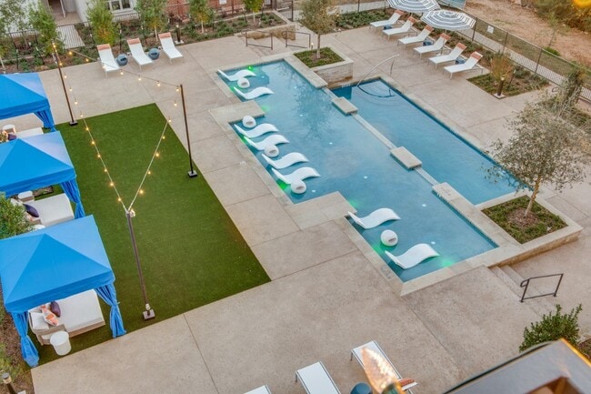 Building Photo - Luxia River East