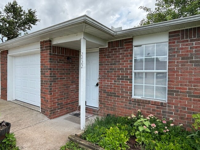 2420-2422 Magnolia St - 2420-2422 Magnolia St Apartment Unit 2422 Magnolia St