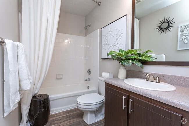2BR, 2BA - 1040SF