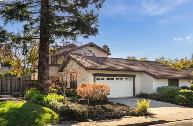 Building Photo - 725 Old Creek Rd