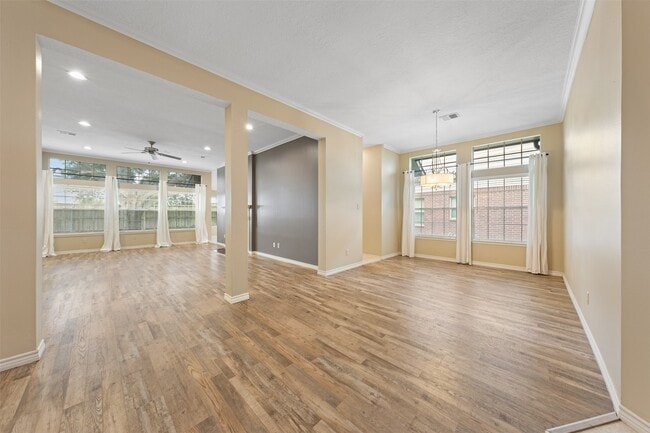 Photo - 211 Scarlet Maple Dr