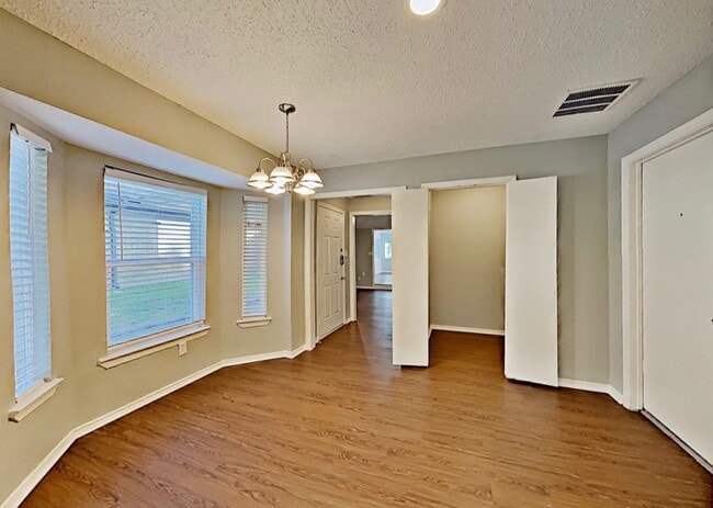 Photo - 2207 Cedarcrest Dr