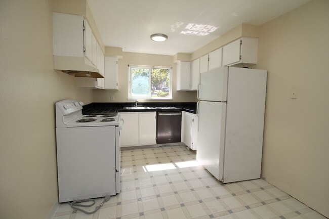 Building Photo - 11102-11130 SW 62nd Ave Rental