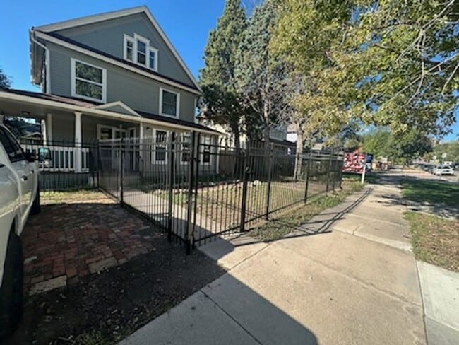 Photo - West Side Charmer