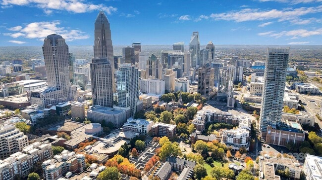 Building Photo - 224 N Poplar St Unit 2