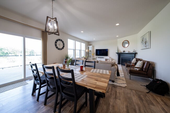 Photo - 5595 Queensland Ln N