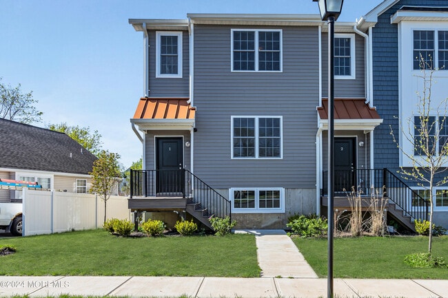 Building Photo - 333 1st St