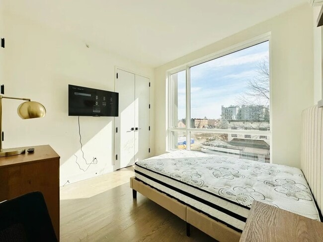 Building Photo - Furnished room/NOT APARTMENT Unit 2