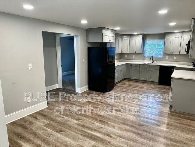 Photo - 708 Union St S