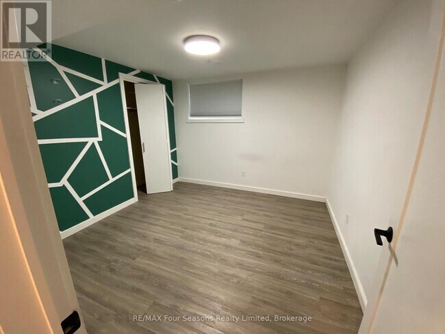 Photo - 40 59th St S