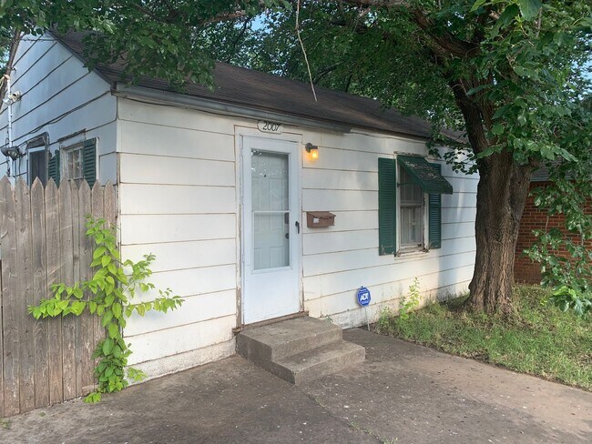 Location to walk to tech 1 bed 1 bath livi... - Location to walk to tech 1 bed 1 bath livi... House