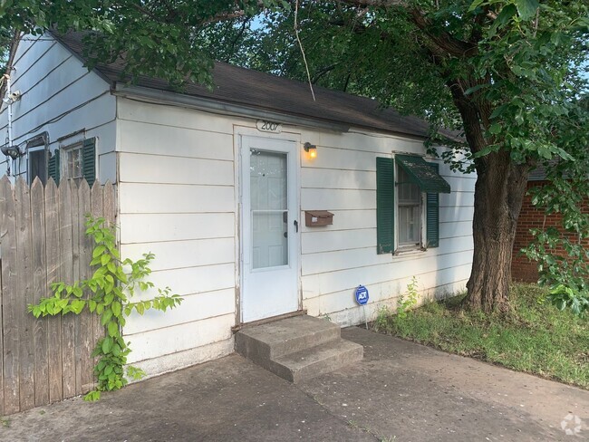 Building Photo - Location to walk to tech 1 bed 1 bath livi... Rental