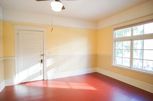 Photo - Meticulously Restored Vintage 1-Bed Ready Late January! Unidad 202