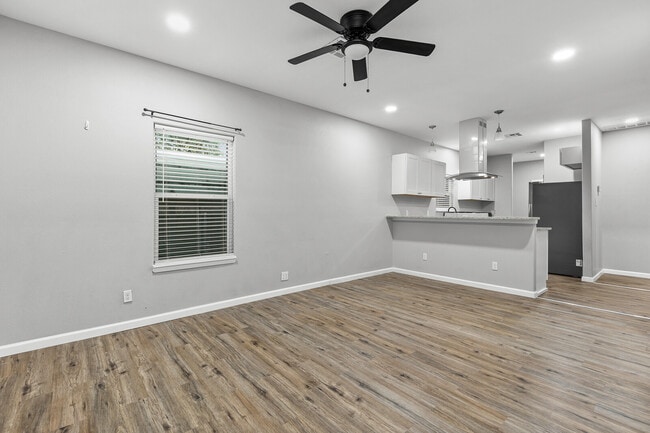 Photo - 221 N Bermuda St