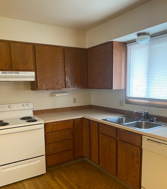 Photo - 2 Bed Upper-Level Apartment w/ In-Unit Washer & Dryer + Utilities Included! Unit 6