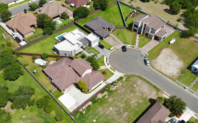 Photo - 4Bed/3.5Bath WITH A POOL Now available in Mcallen TX (Taylor and 495)