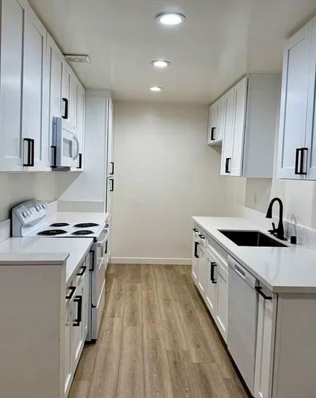 Building Photo - Remodeled 1 bedroom in Encino Unit 68