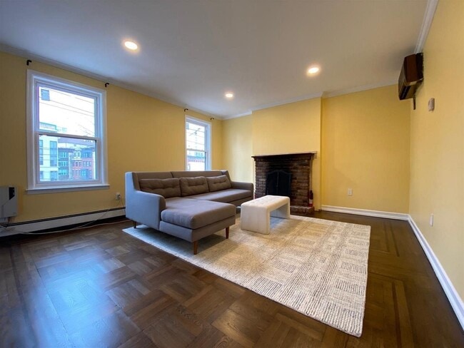 Building Photo - 18 Bright St Unit D