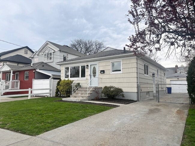 Photo - 527 Willowbrook Rd