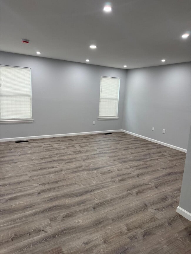 Spacious Living Room - 285 Rose St Unit 1st Floor