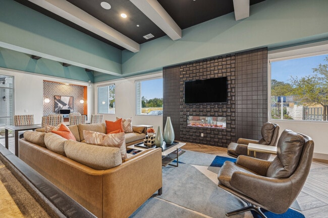 Casa club con TV y chimenea