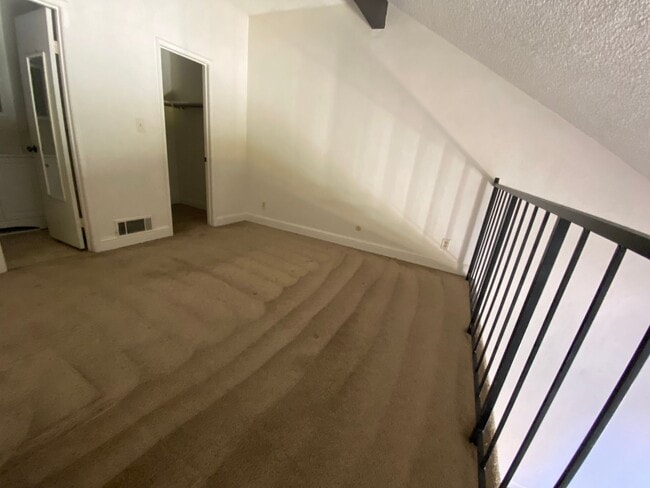 Building Photo - Spacious open loft in Central Hanford