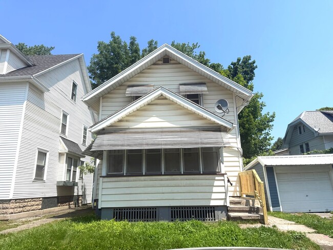Building Photo - THE CUTEST 3 BEDROOMS SINGLE HOME !! 1St floor bedroom