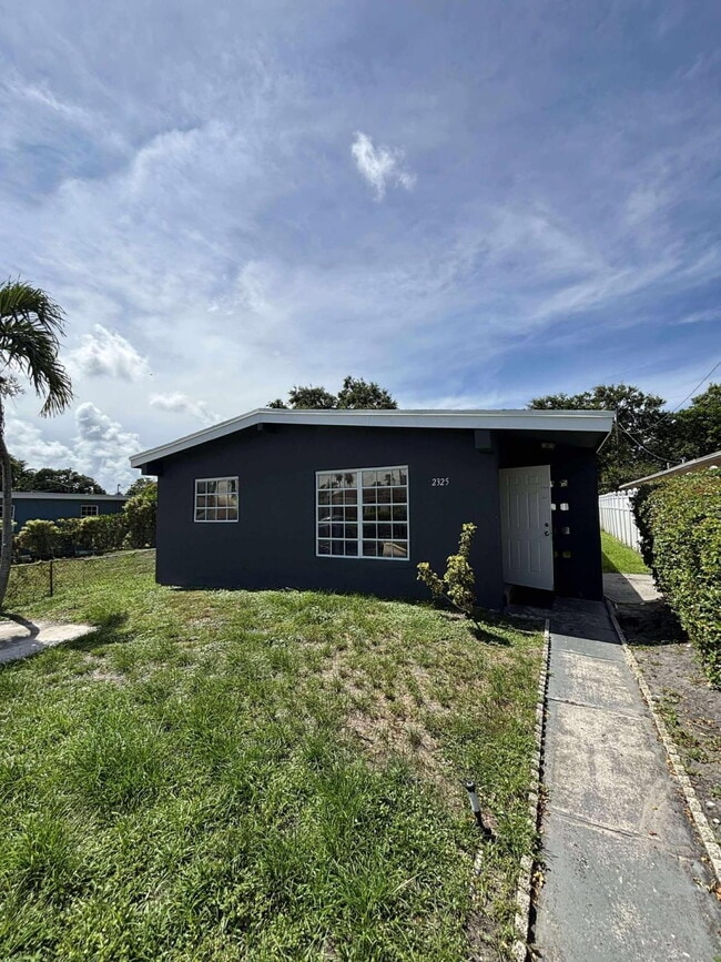 Building Photo - Rare Find! 5 bedroom 3 bath