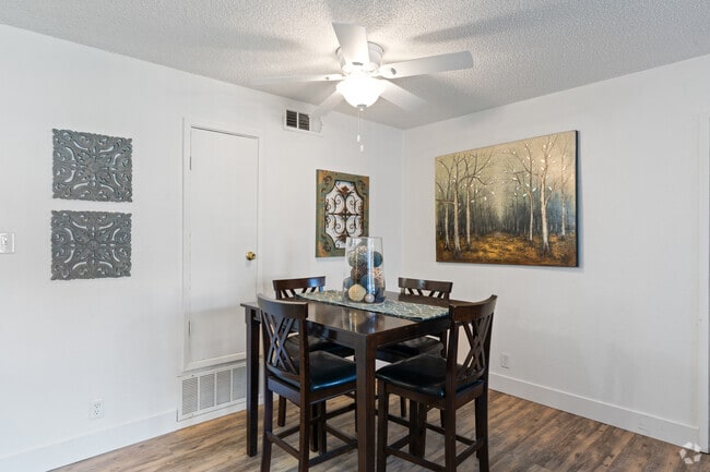 2BR, 1BA - 915SF - Dining Room