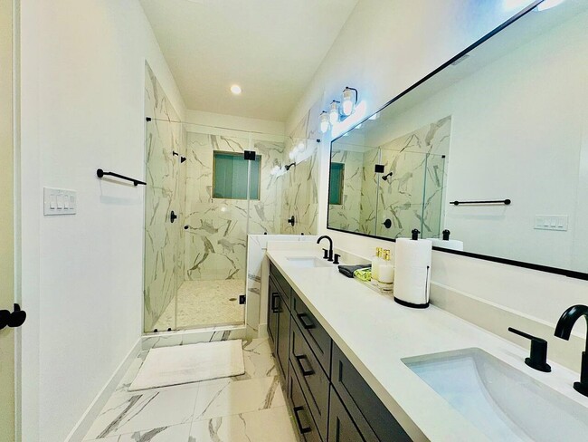 Photo - 2339 Eagle St