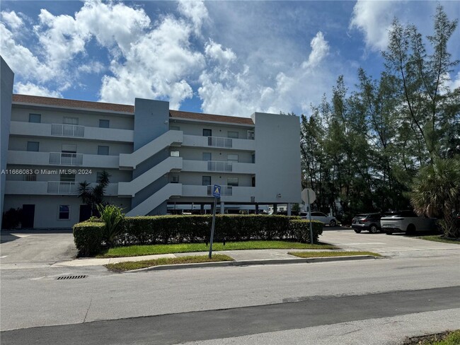 Building Photo - 3868 NE 169th St Unit 402 Rental