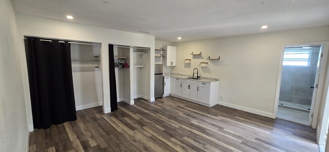 Building Photo - 201 NE 2nd Ave Unit Studio