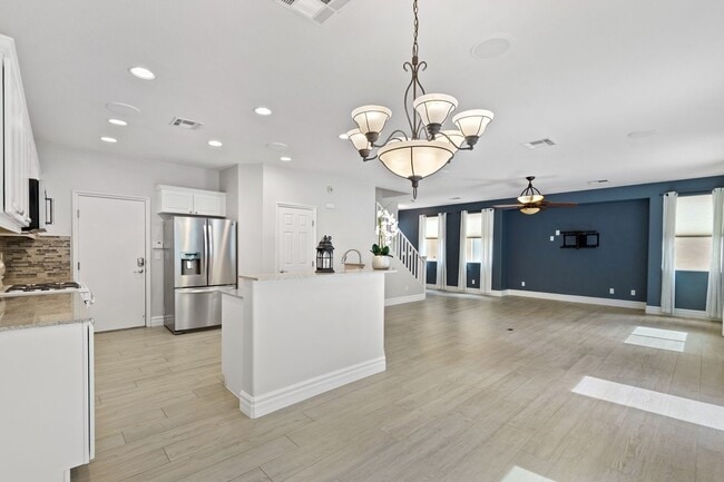 Building Photo - Southwest 3 bedrooms 2.5 bathrooms