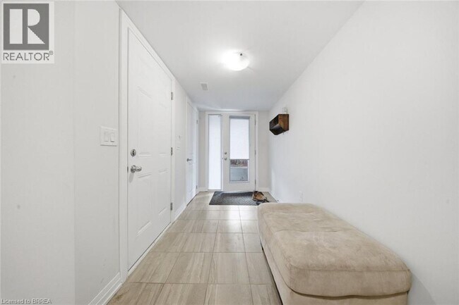 Photo - 585 Colborne St