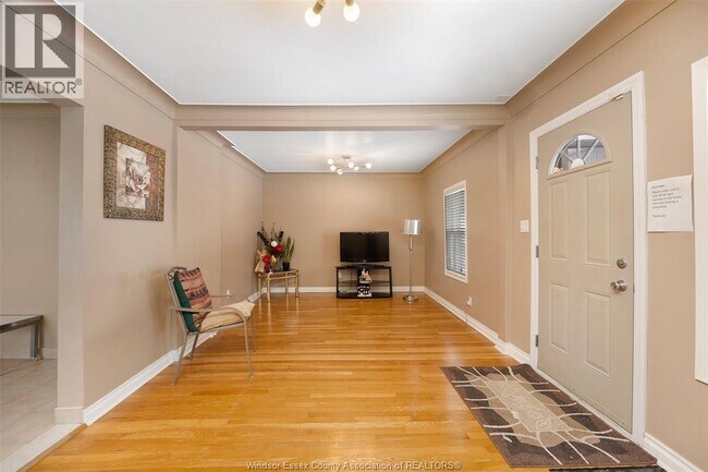 Photo - 907 Gladstone Ave