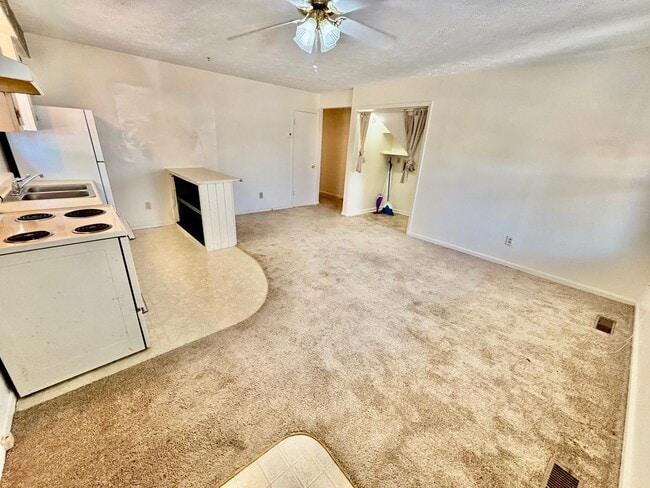 Photo - MOVE IN NOW OCTOBER RENT FREE - 2 Bedroom ...