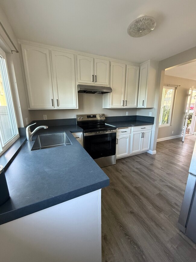 Freshly painted cabinets, new oven and quartz counters - 1954 Misty Cir