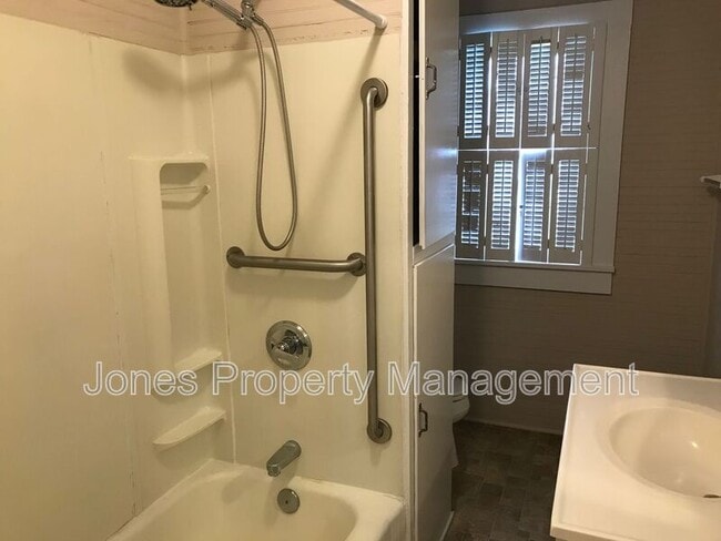 Photo - 812 Power St