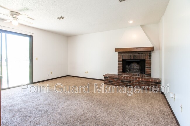 Photo - 844 N Waco Ave Condominio