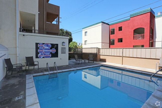 Piscina - Villa Vincennes Apartments