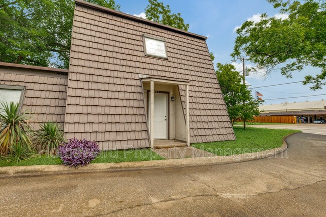 Building Photo - 809 E Pioneer Dr