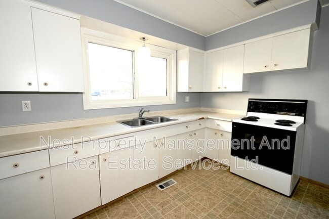 Photo - 592 Central St E Unit 1