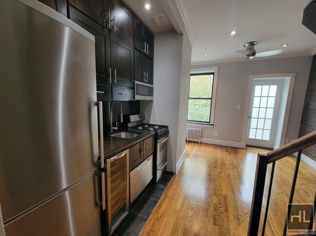 Building Photo - Mott Street