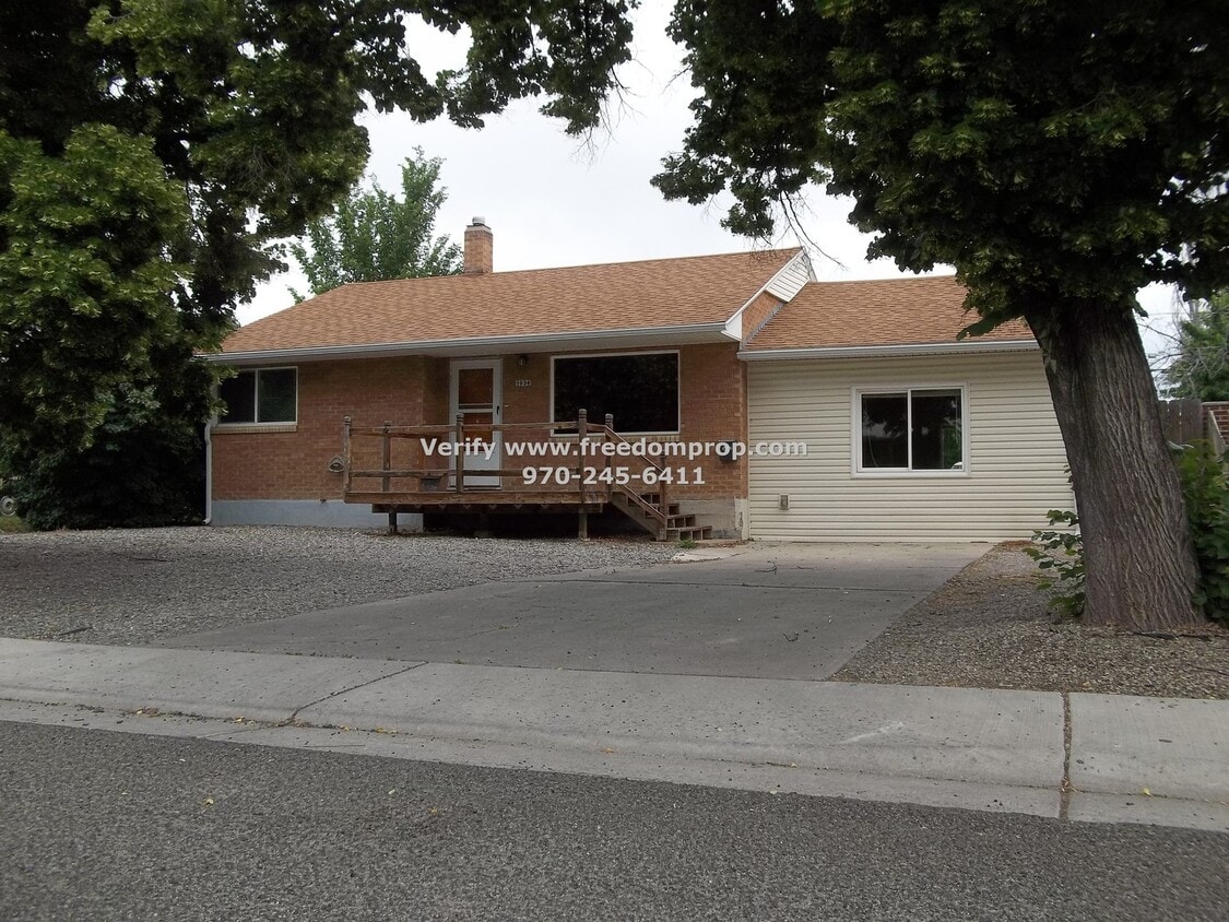 Larger home with convenient location - Col... - Larger home with convenient location - Col...