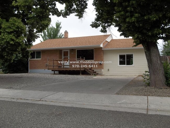 Larger home with convenient location - Col... - Larger home with convenient location - Col...