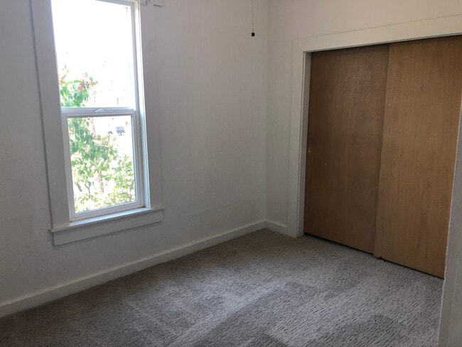 Photo - 125 NE Whitman St