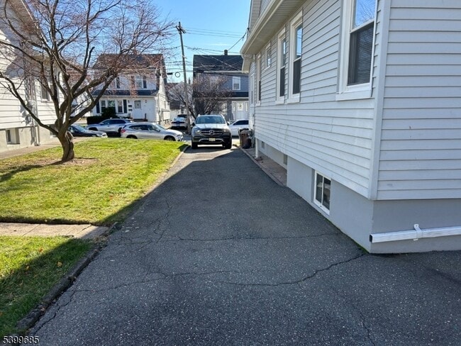 Photo - 256 E 7th St