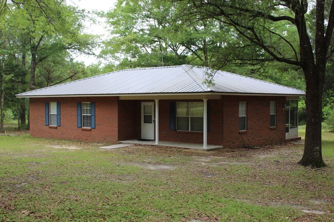 Beautiful 3 Bedroom Brick Home - Beautiful 3 Bedroom Brick Home