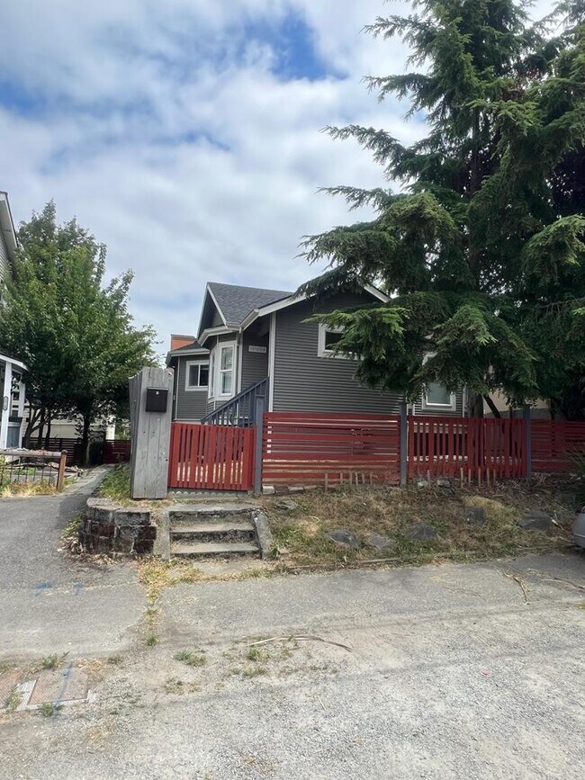 3318 Claremont Ave S Rental House Rental in Seattle, WA