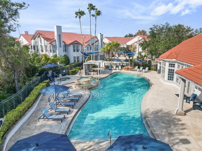 Ideal para nadar o descansar junto a la piscina. - Windsor Highwoods Preserve